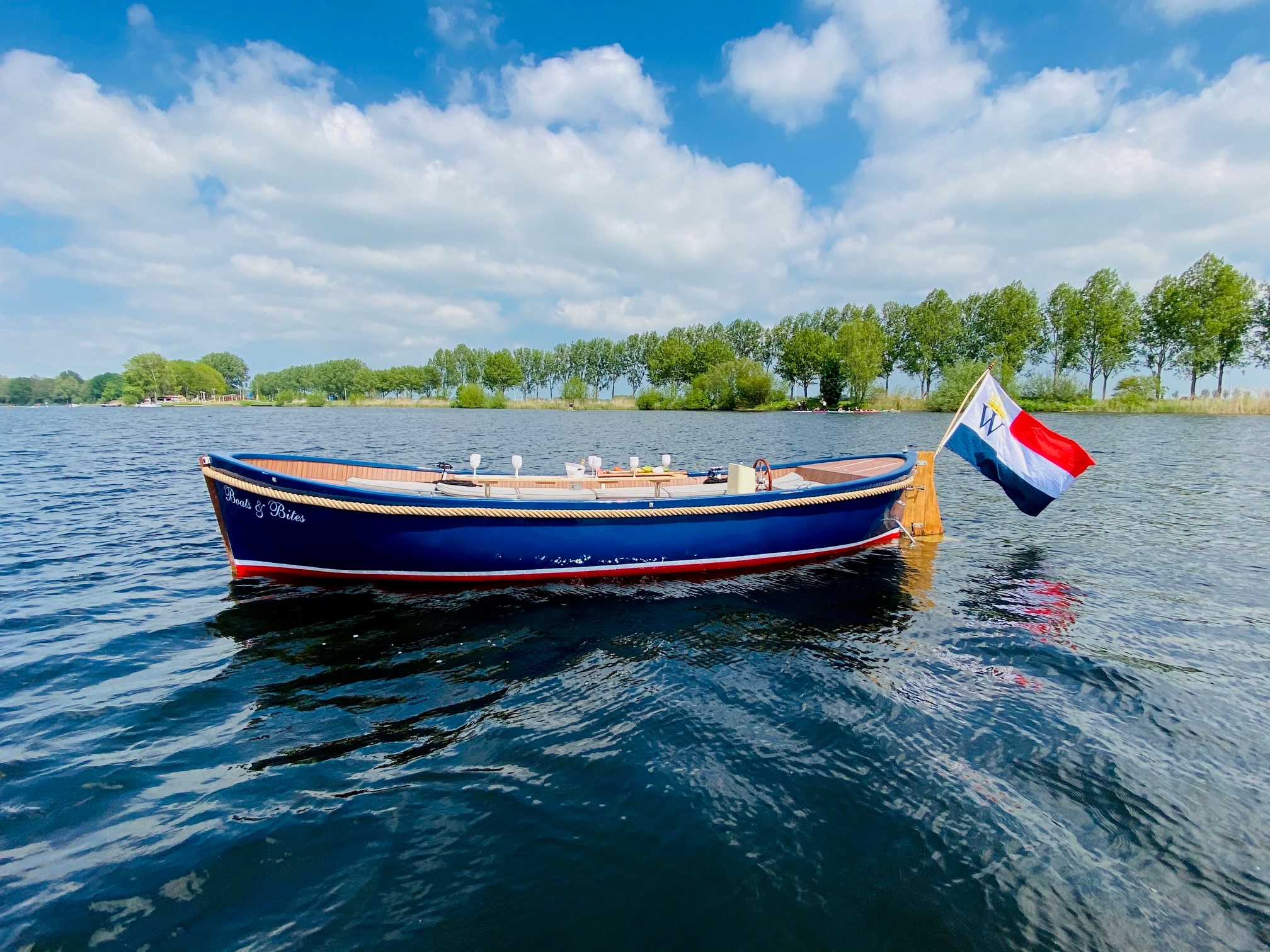 Vrienden genieten op het water